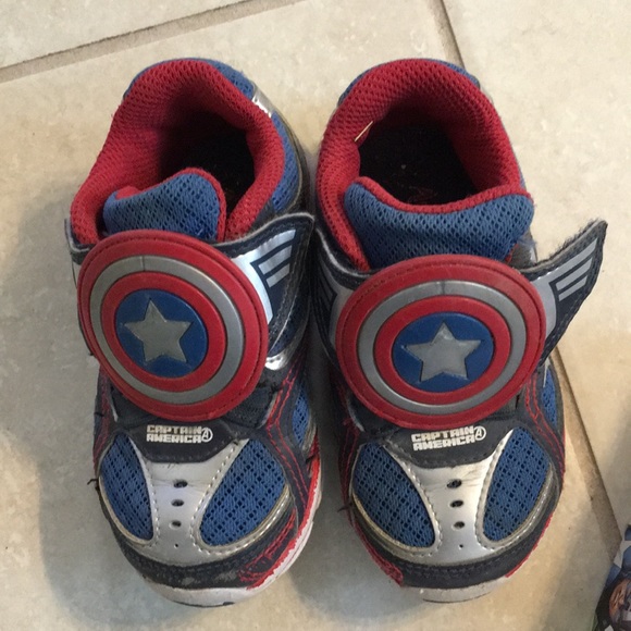 Toddler boys captain America light up sneakers - Picture 1 of 3